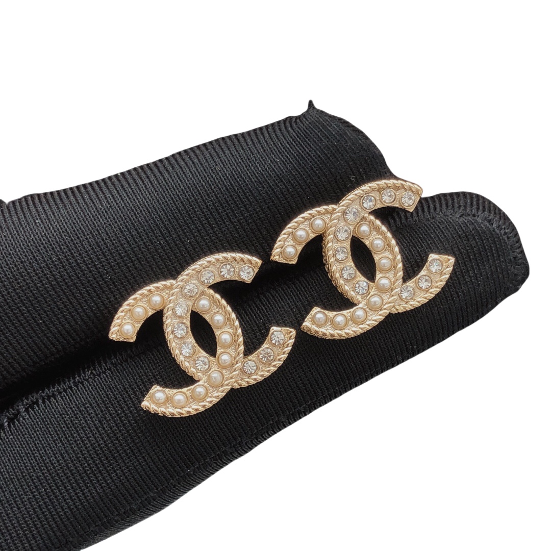 CCE619 Chanel crystal and pearl stud earrings - ccjewelryacc