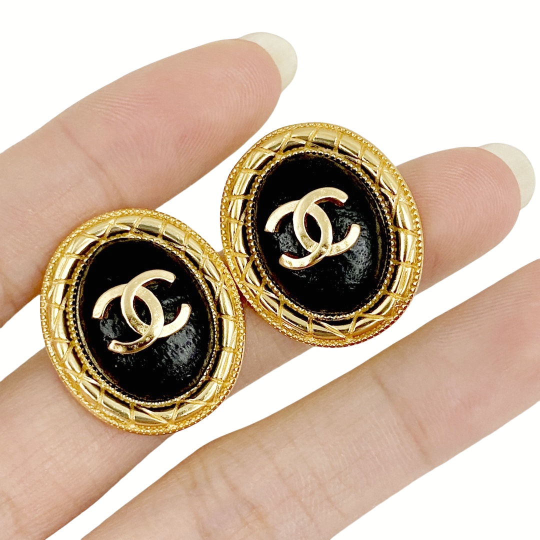 CCE800 Oval Black leather with cc logo Stud earrings - ccjewelryacc