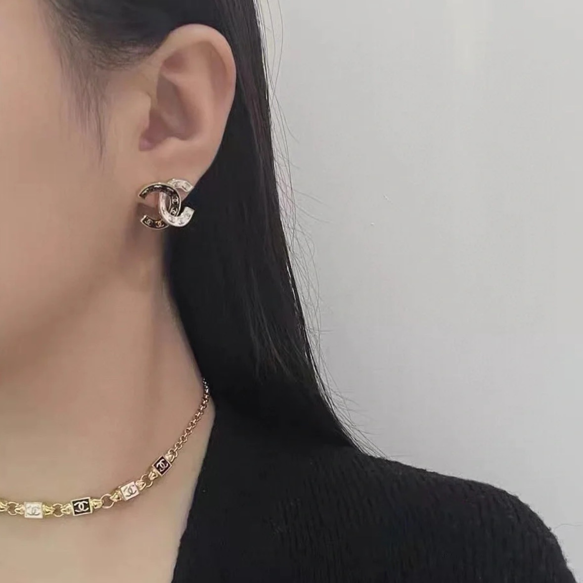 CCE504 Chanel black and white enamel CC logo earring - ccjewelryacc