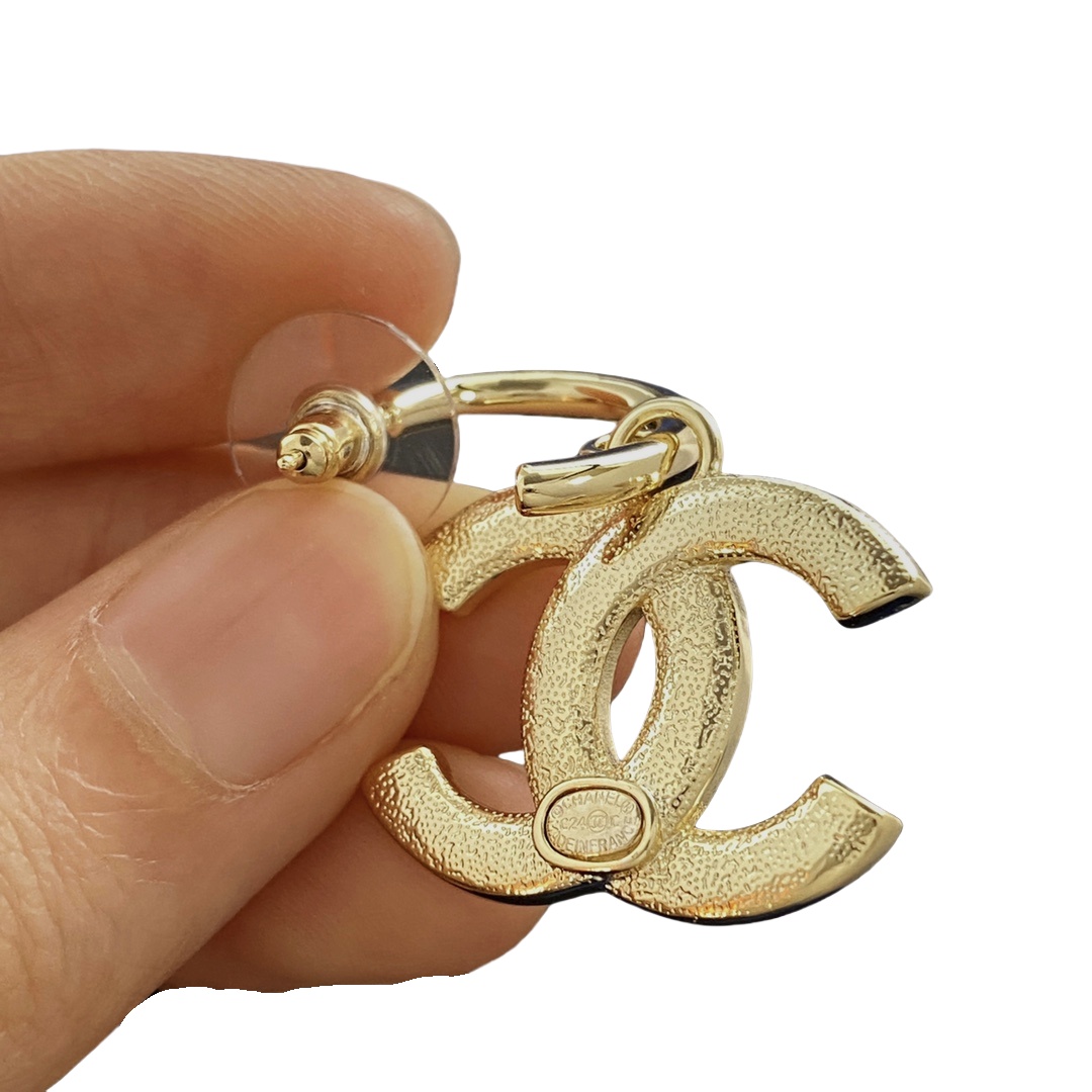 CCE504 Chanel black and white enamel CC logo earring - ccjewelryacc