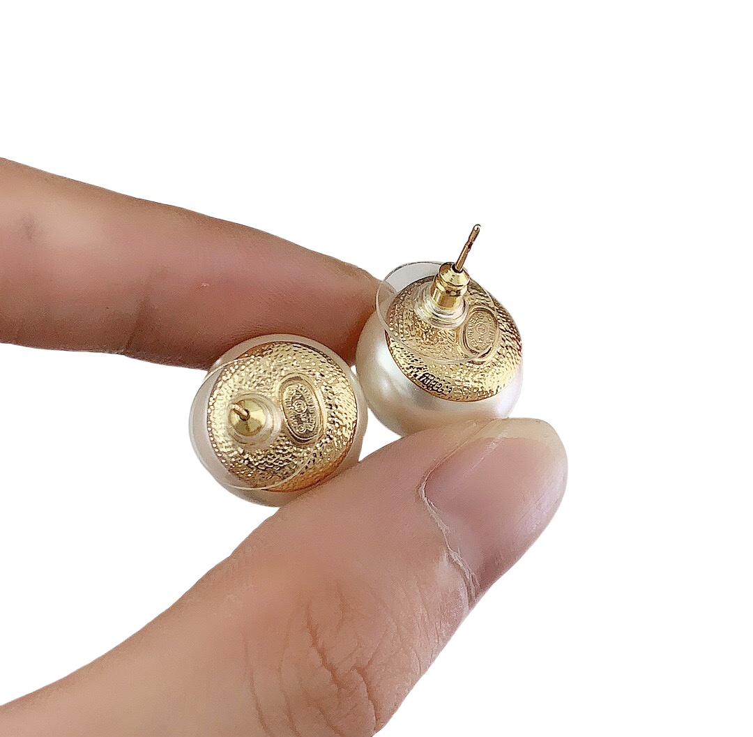 CCE810 Round Pearl with crystal CC Logo stud earrings - ccjewelryacc