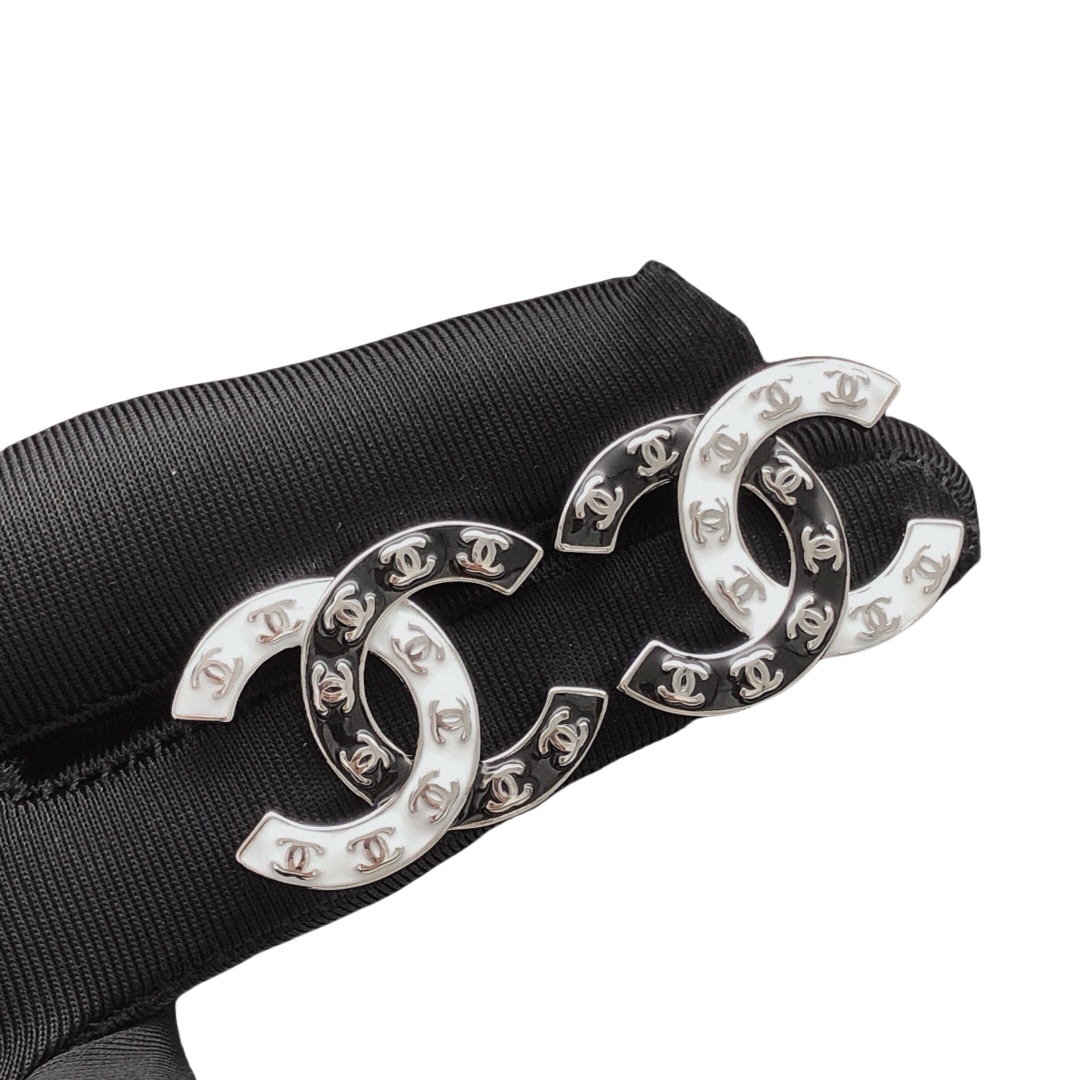 CCE504 Chanel black and white enamel CC logo earring - ccjewelryacc