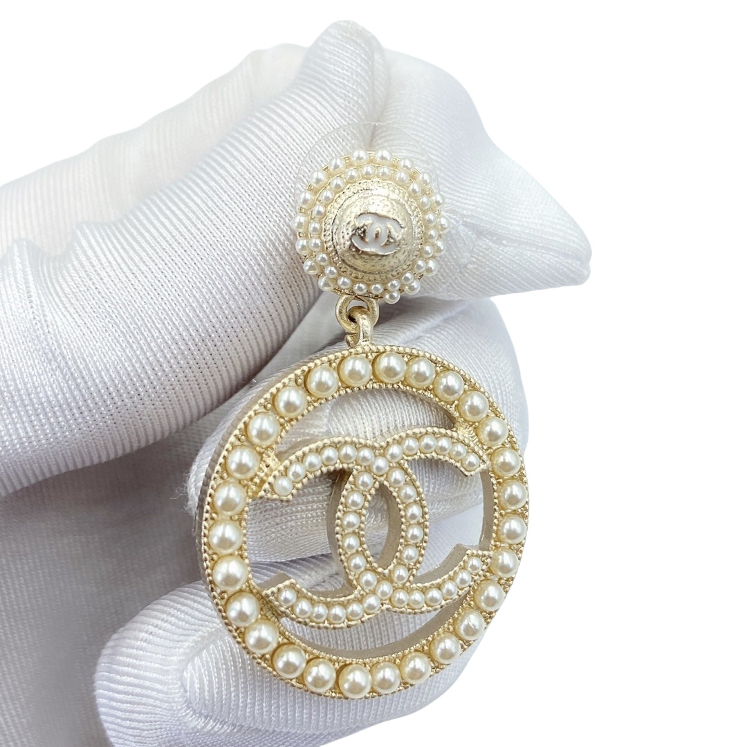 CCE630 Baroque style pearl round CC Logo earrings - ccjewelryacc