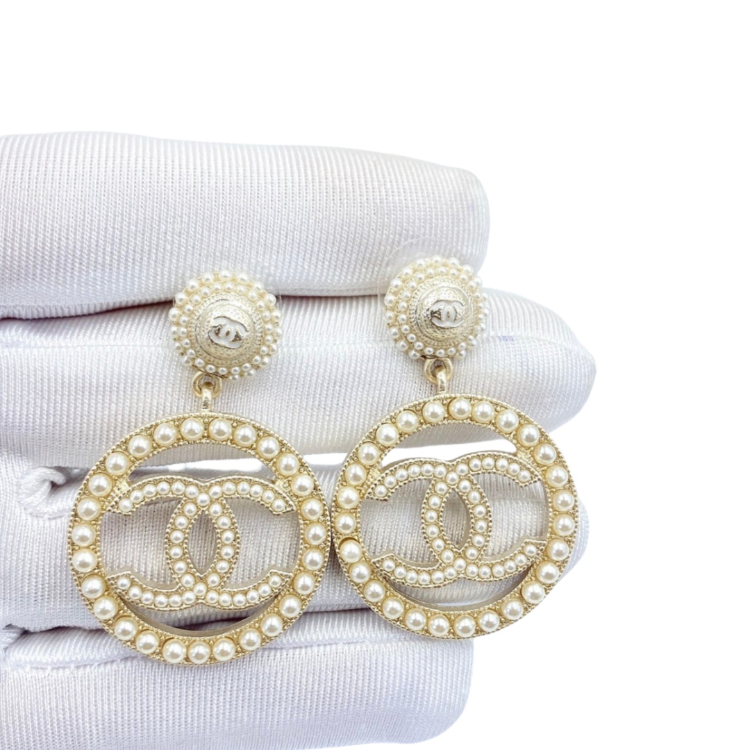 CCE630 Baroque style pearl round CC Logo earrings - ccjewelryacc