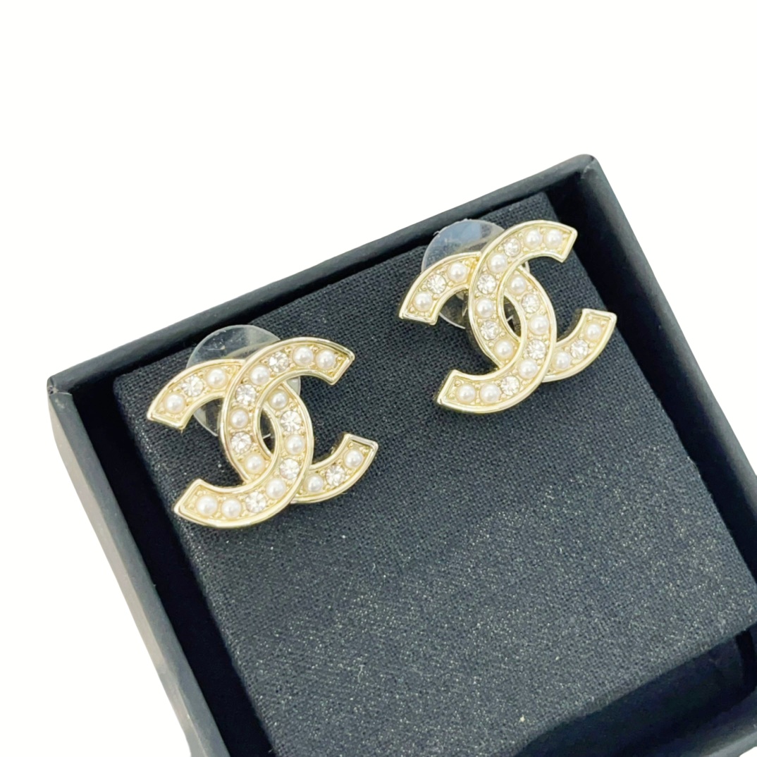 CCE390 Chanel crystal and pearl cc stud earrings - ccjewelryacc