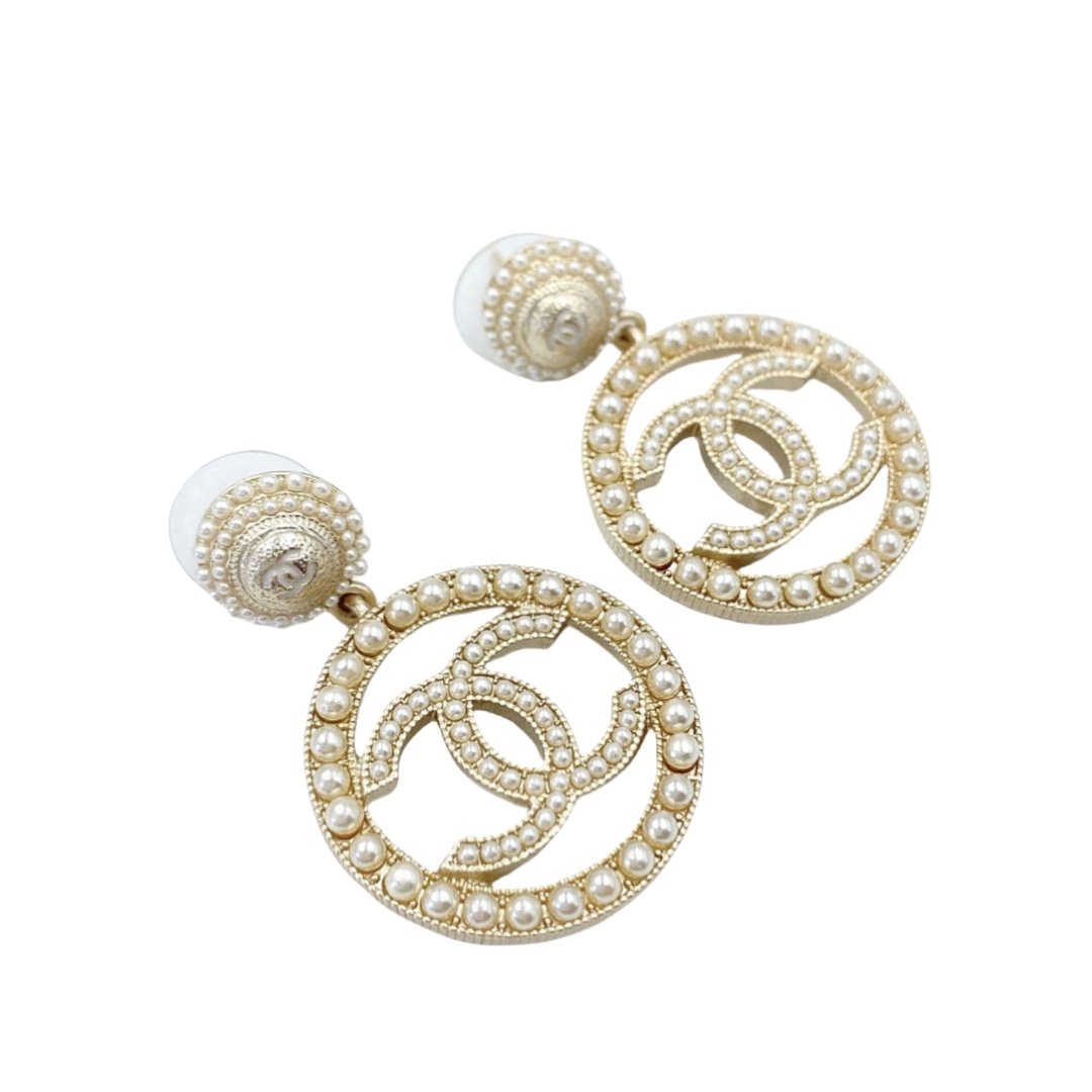 CCE630 Baroque style pearl round CC Logo earrings - ccjewelryacc