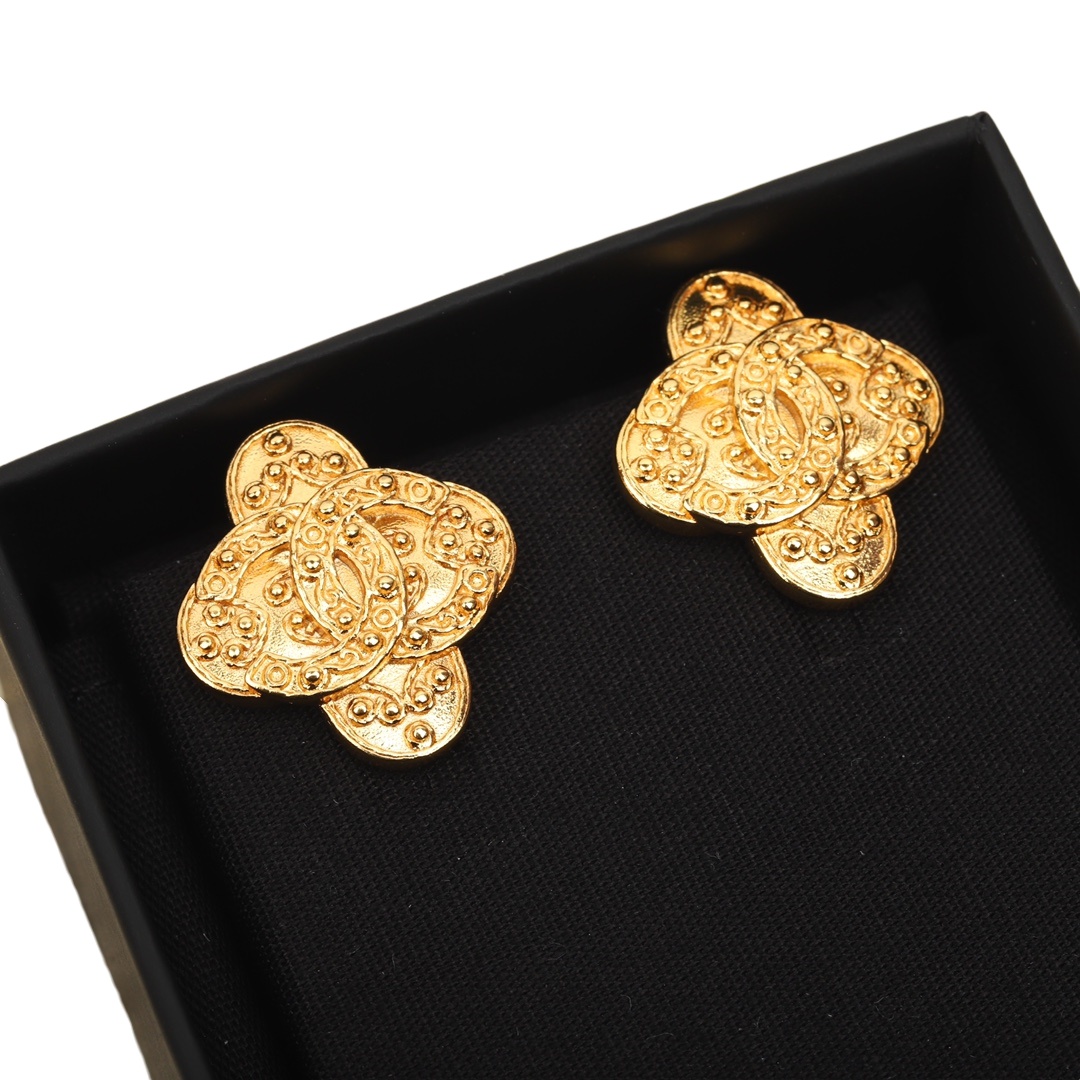 CCE083 Chanel vintage gold clover clip earrings - ccjewelryacc