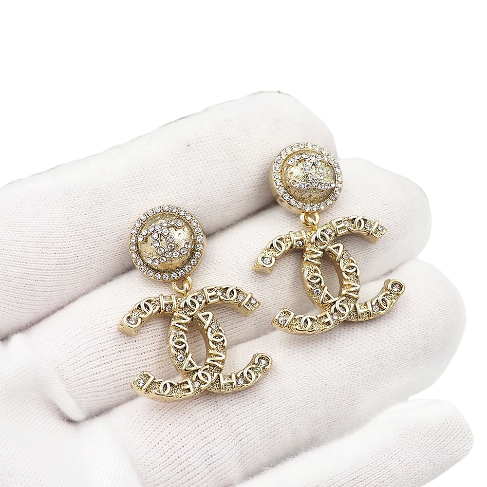 CCE084 Chanel embossment cc logo stud earrings with crystal - ccfashionjewelry