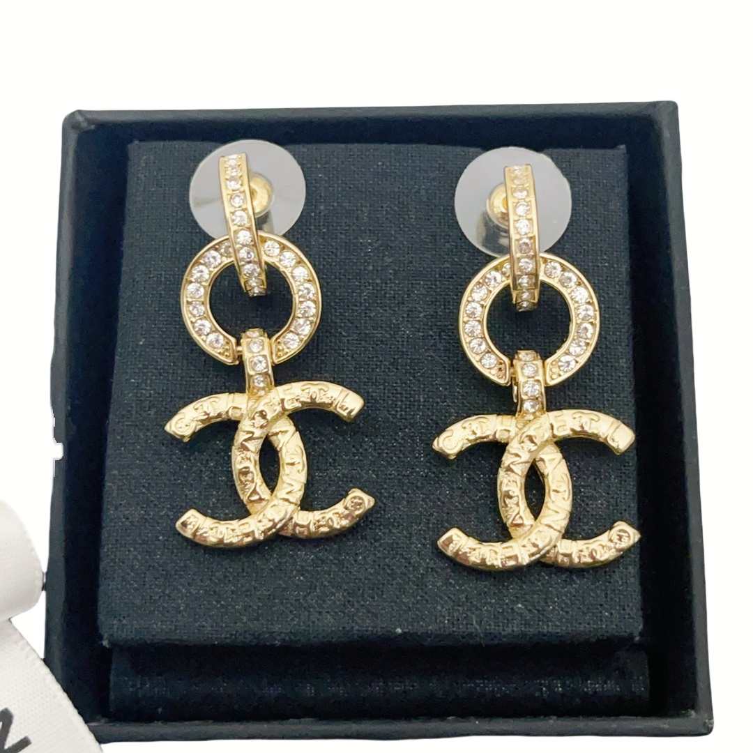 CCE081 Metal crystal embossment CC logo earring - ccjewelryacc