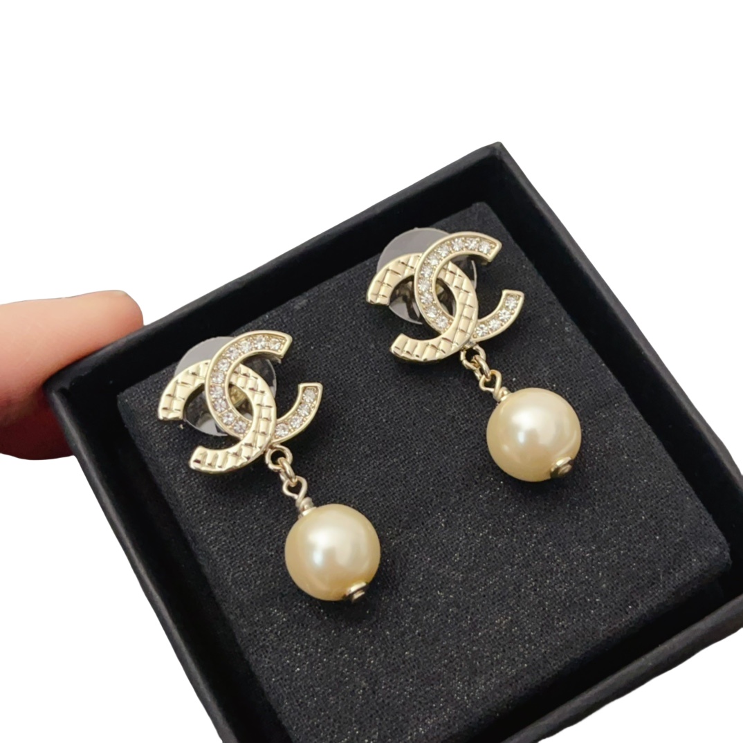CCE118 Quilted and crystal CC logo drop pearl earring - ccjewelryacc