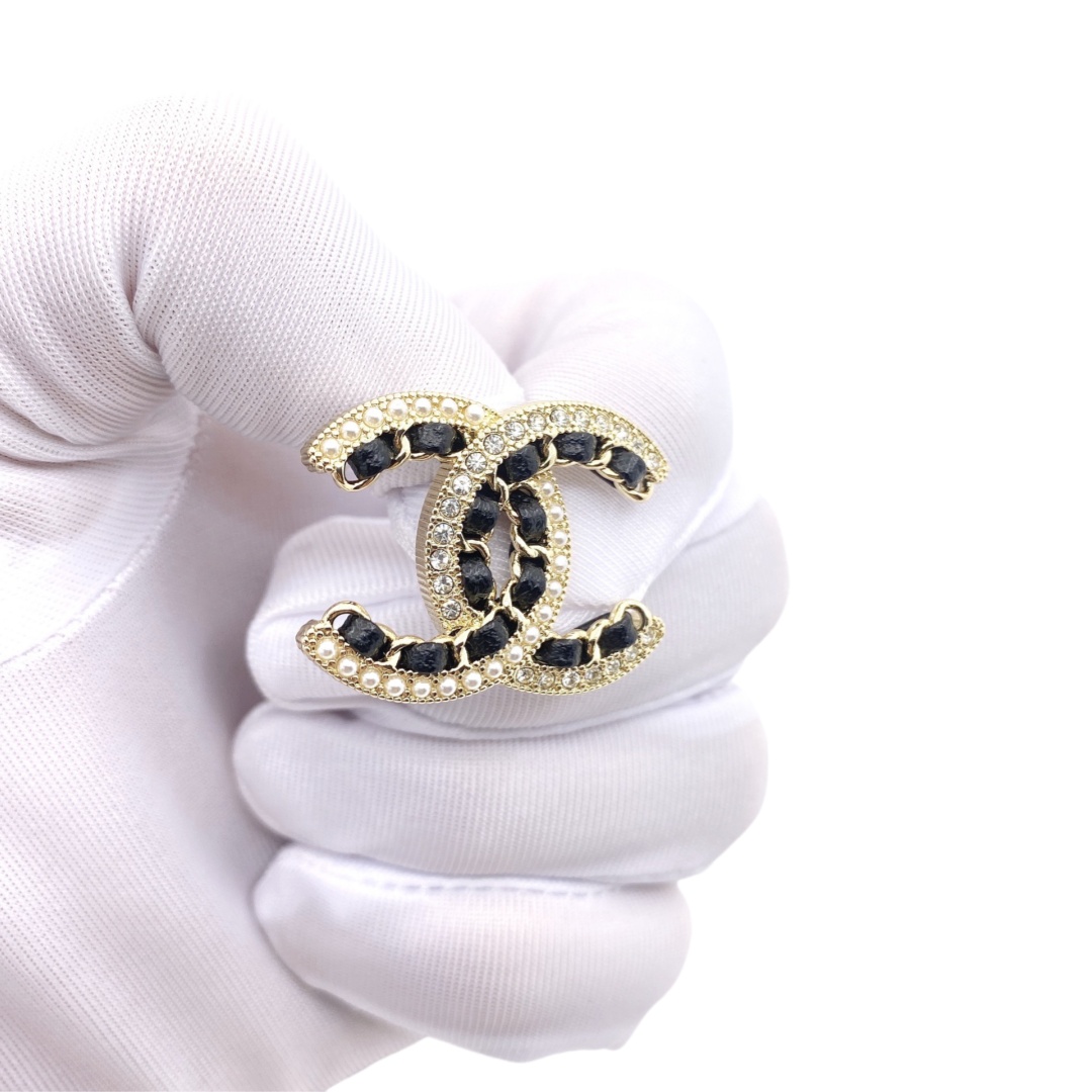 CCE121 Metal leather crystal pearls cc logo stud earrings - ccjewelryacc