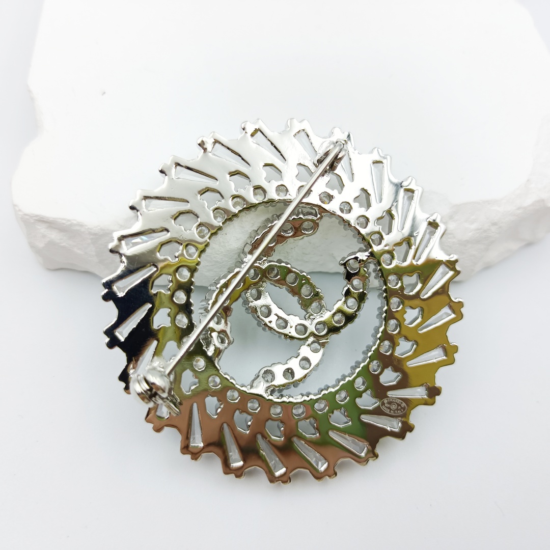 BCB097 Round Sparkling CC Brooch - ccjewelryacc