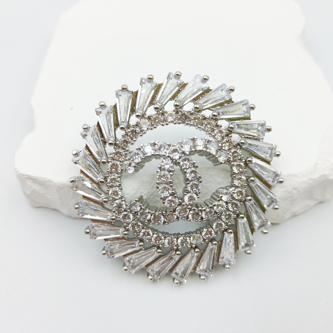BCB097 Round Sparkling CC Brooch - ccjewelryacc