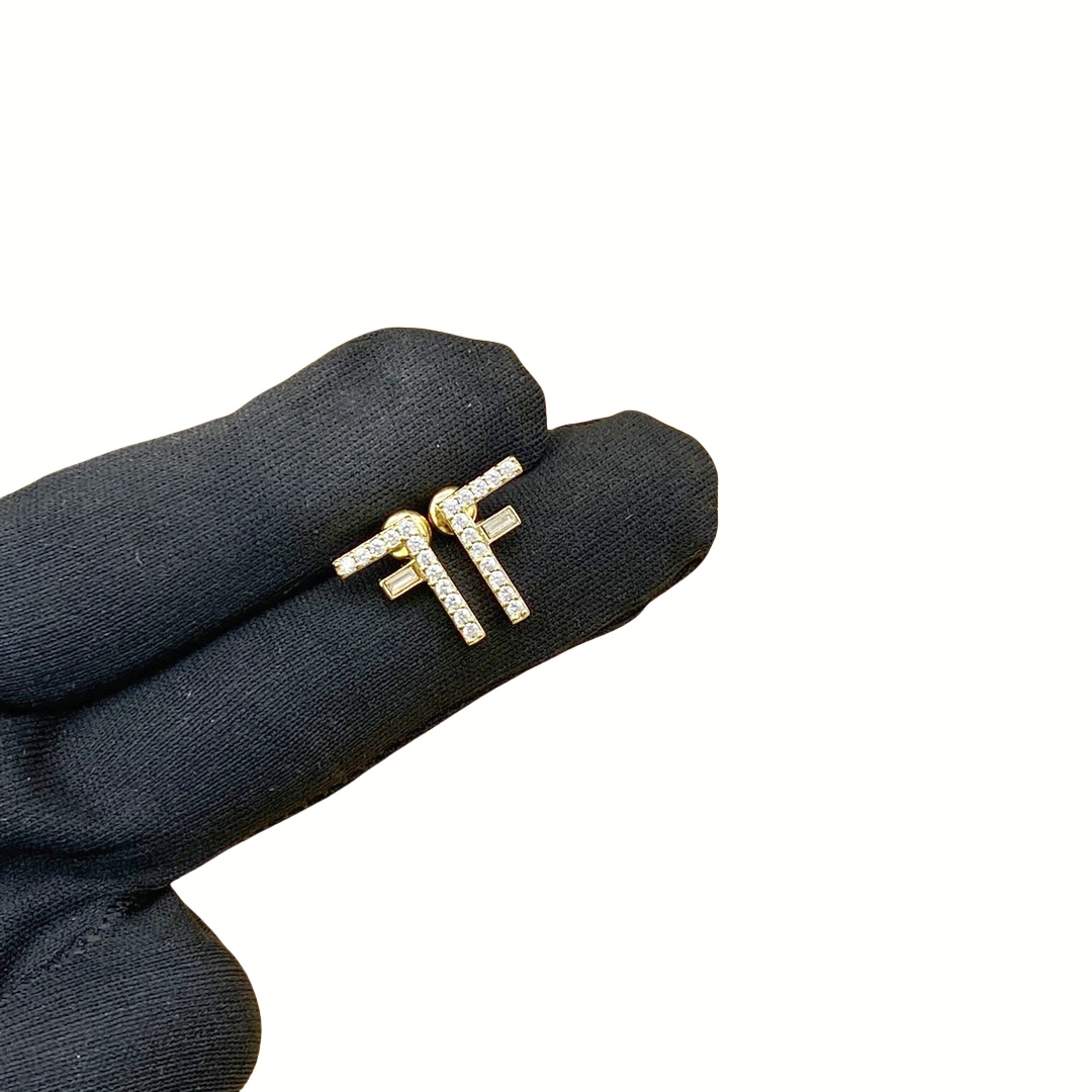 FDE068 Metal crystal F stud earring in gold finish - ccjewelryacc