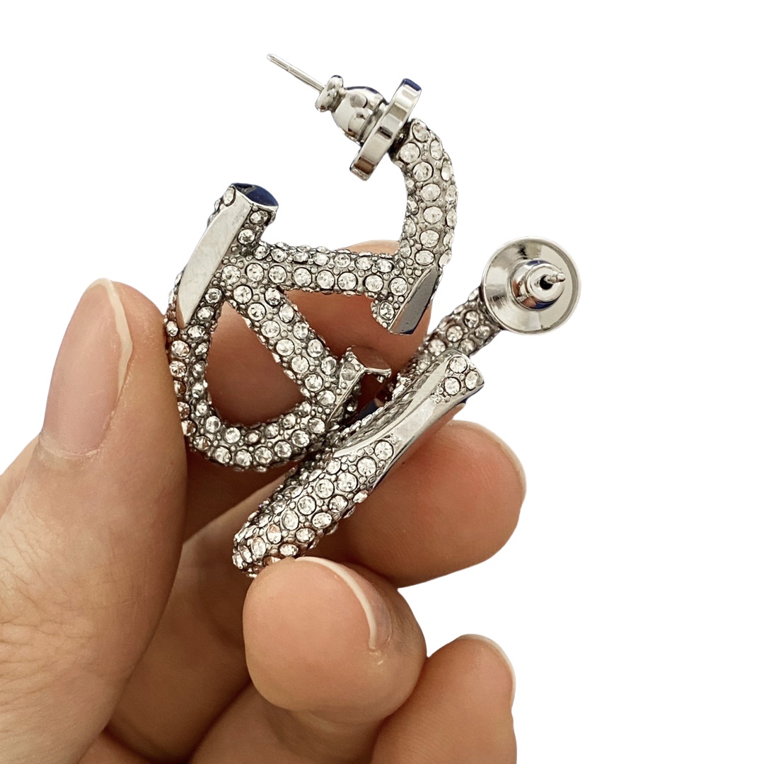 VTE004 THE BOLD EDITION VLOGO METAL AND CRYSTAL EARRINGS - ccjewelryacc