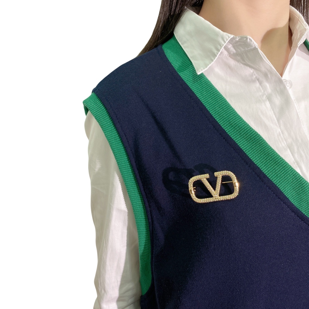 VTB001 Vlogo Signature Metal Brooch With Crystals - ccjewelryacc