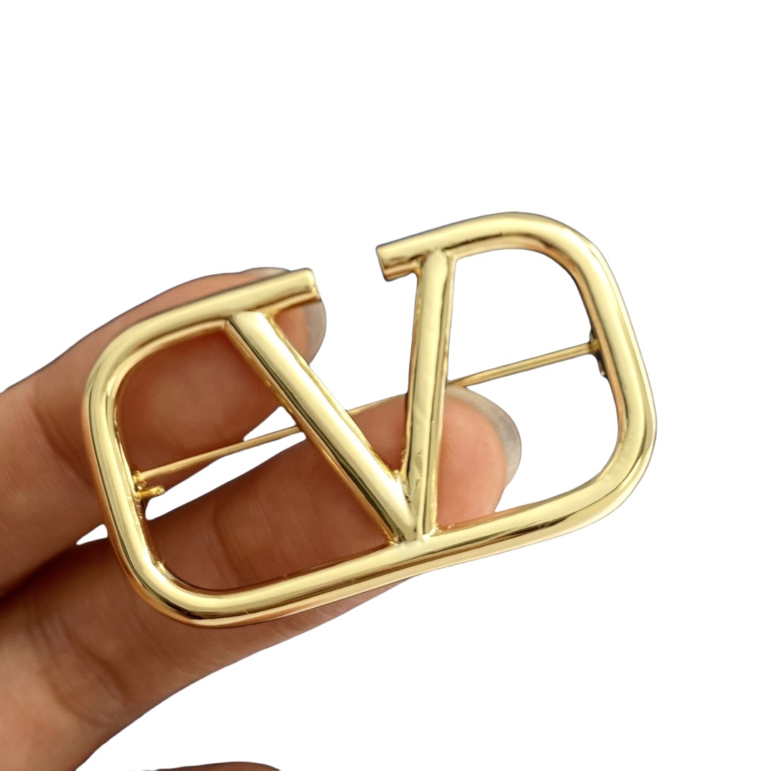 VTB005 VLOGO SIGNATURE METAL BROOCH - ccjewelryacc