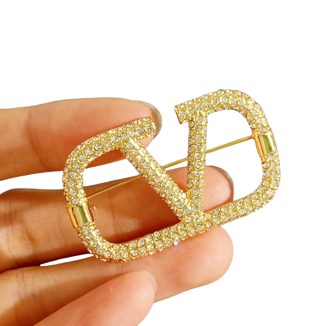 VTB001 Vlogo Signature Metal Brooch With Crystals - ccjewelryacc