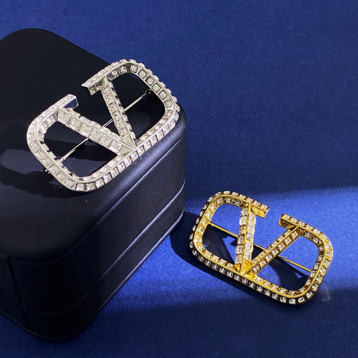 VTB002 Valentino Garavani VLogo Signature Crystal Brooch Pin - ccjewelryacc