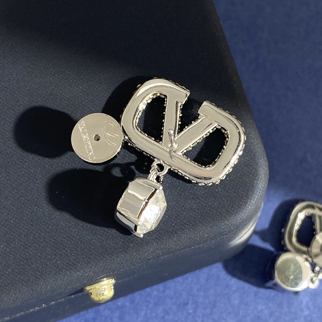 VTE060 vlogo signature metal and crystal earrings - ccjewelryacc