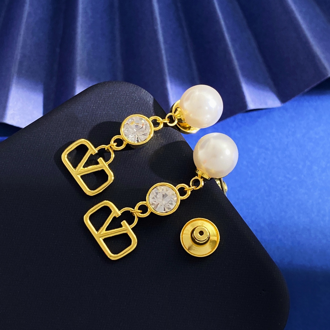 VTE100 v logo earrings with pearl and crystal drop earrings - ccjewelryacc