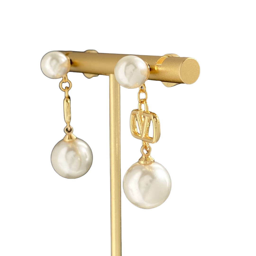 VTE094 V logo pearl drop earrings - ccjewelryacc