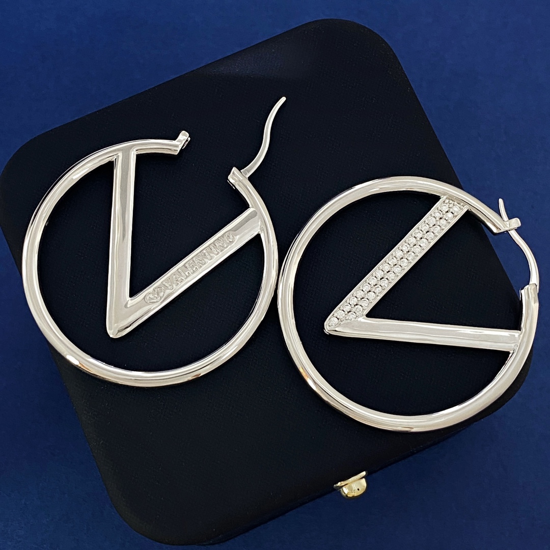 VTE102 V Logo hoop Earrings silver - ccjewelryacc
