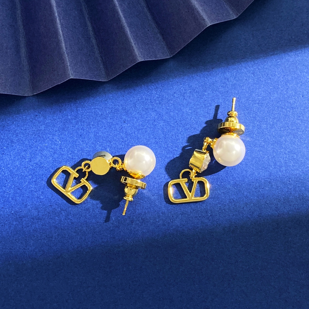 VTE100 v logo earrings with pearl and crystal drop earrings - ccjewelryacc