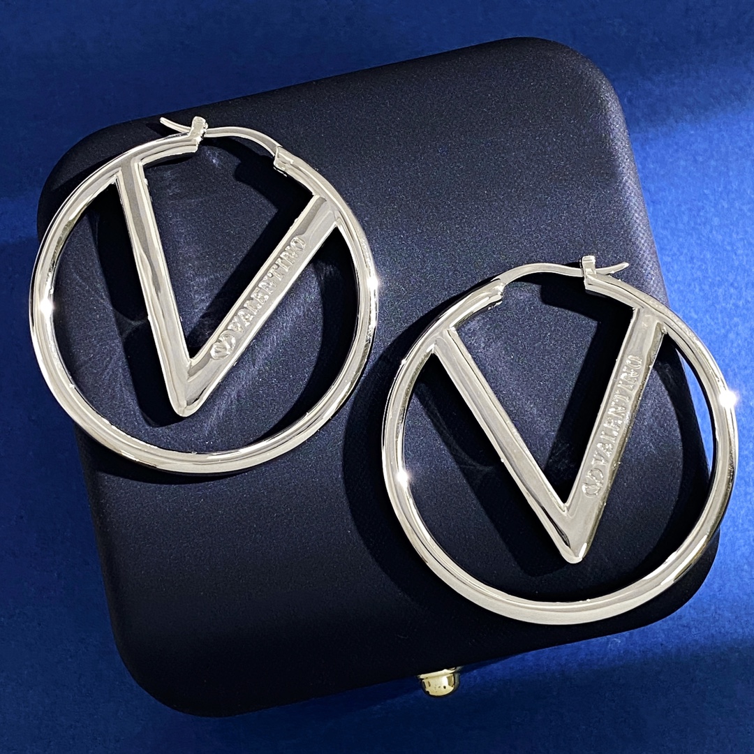 VTE102 V Logo hoop Earrings silver - ccjewelryacc