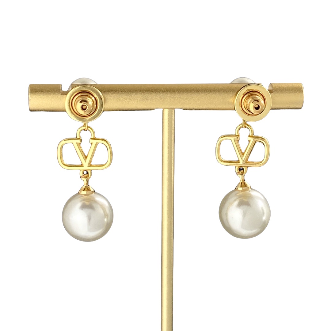 VTE094 V logo pearl drop earrings - ccjewelryacc