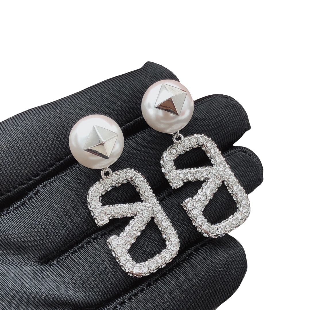 VTE098 V Logo Earrings - ccjewelryacc