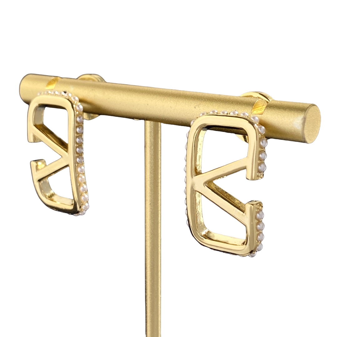 VTE099 V Logo Earrings in metal and pearl - ccjewelryacc