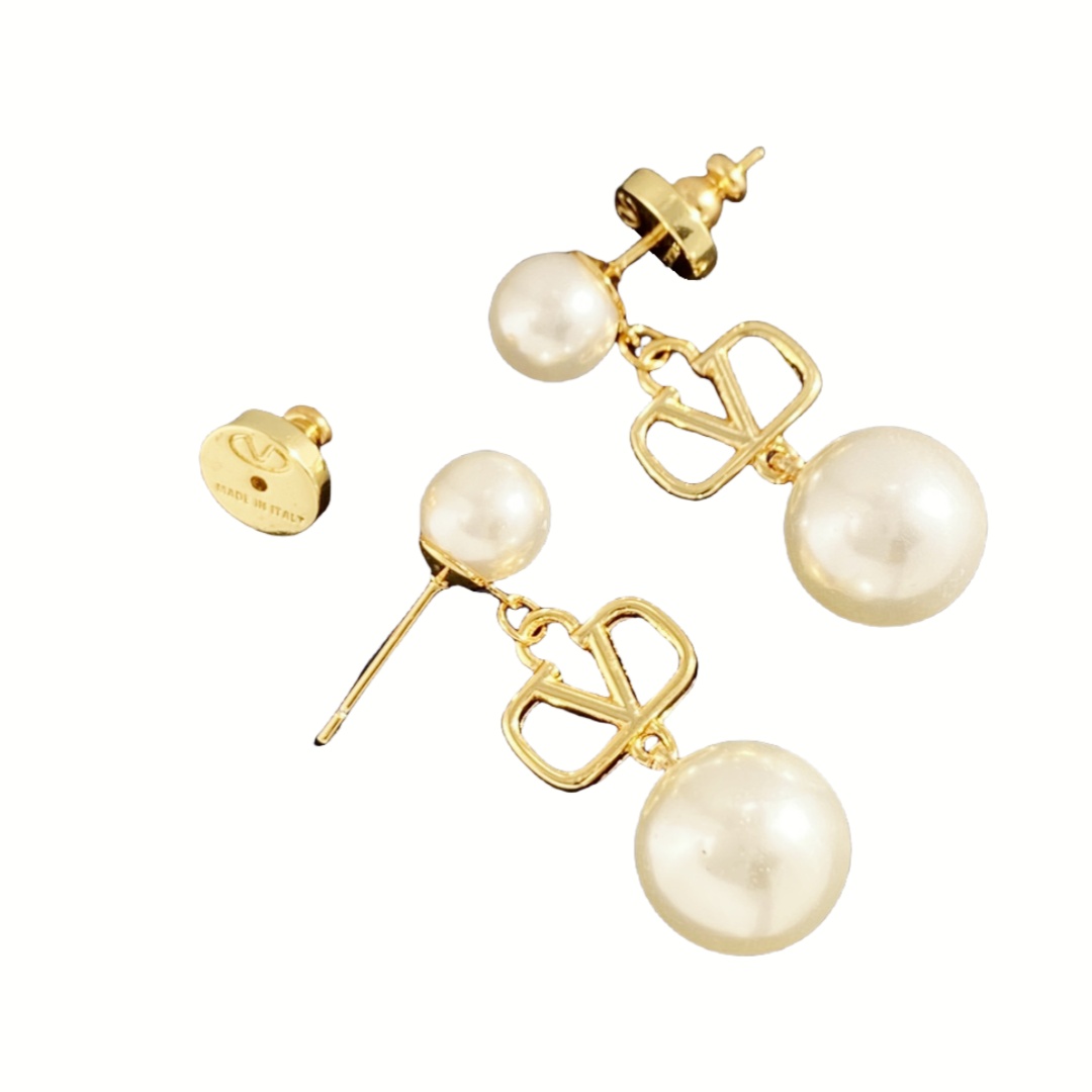 VTE094 V logo pearl drop earrings - ccjewelryacc