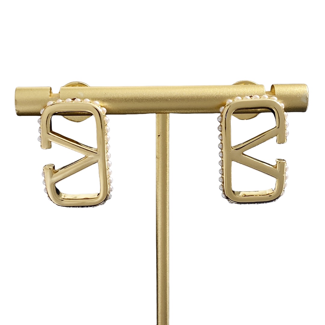 VTE099 V Logo Earrings in metal and pearl - ccjewelryacc