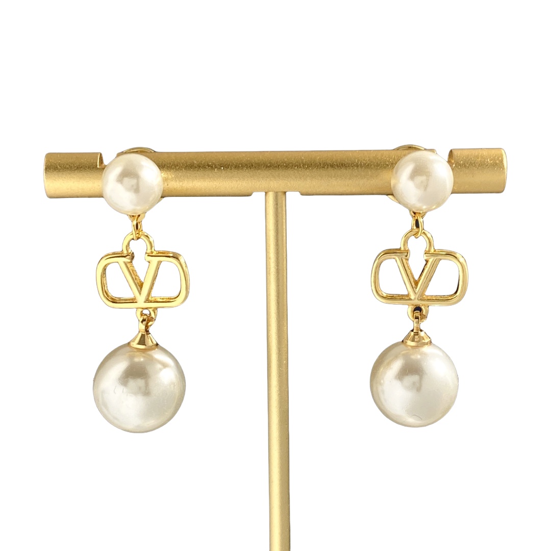 VTE094 V logo pearl drop earrings - ccjewelryacc