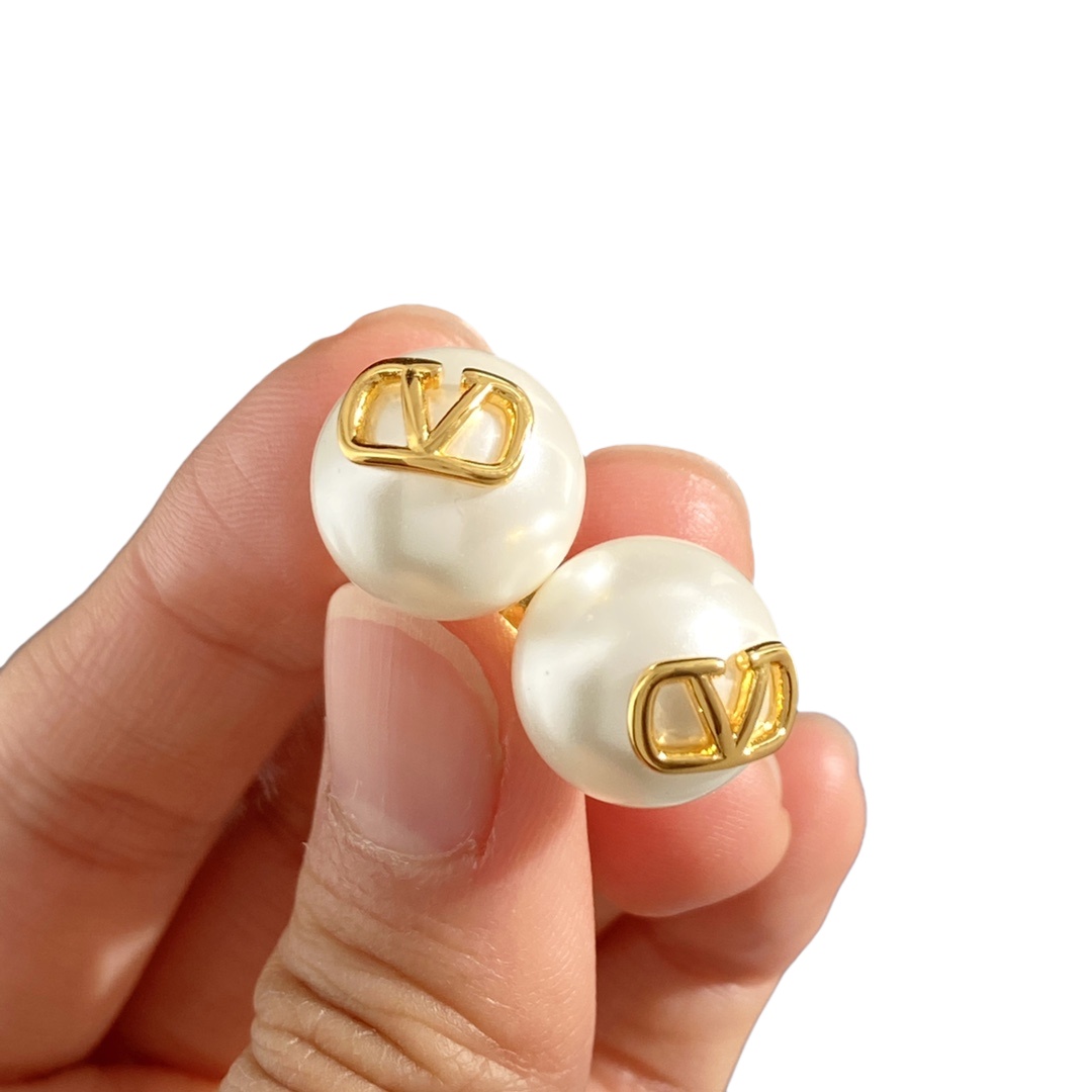 VTE112 VLogo garavani pearl stud earrings - ccjewelryacc