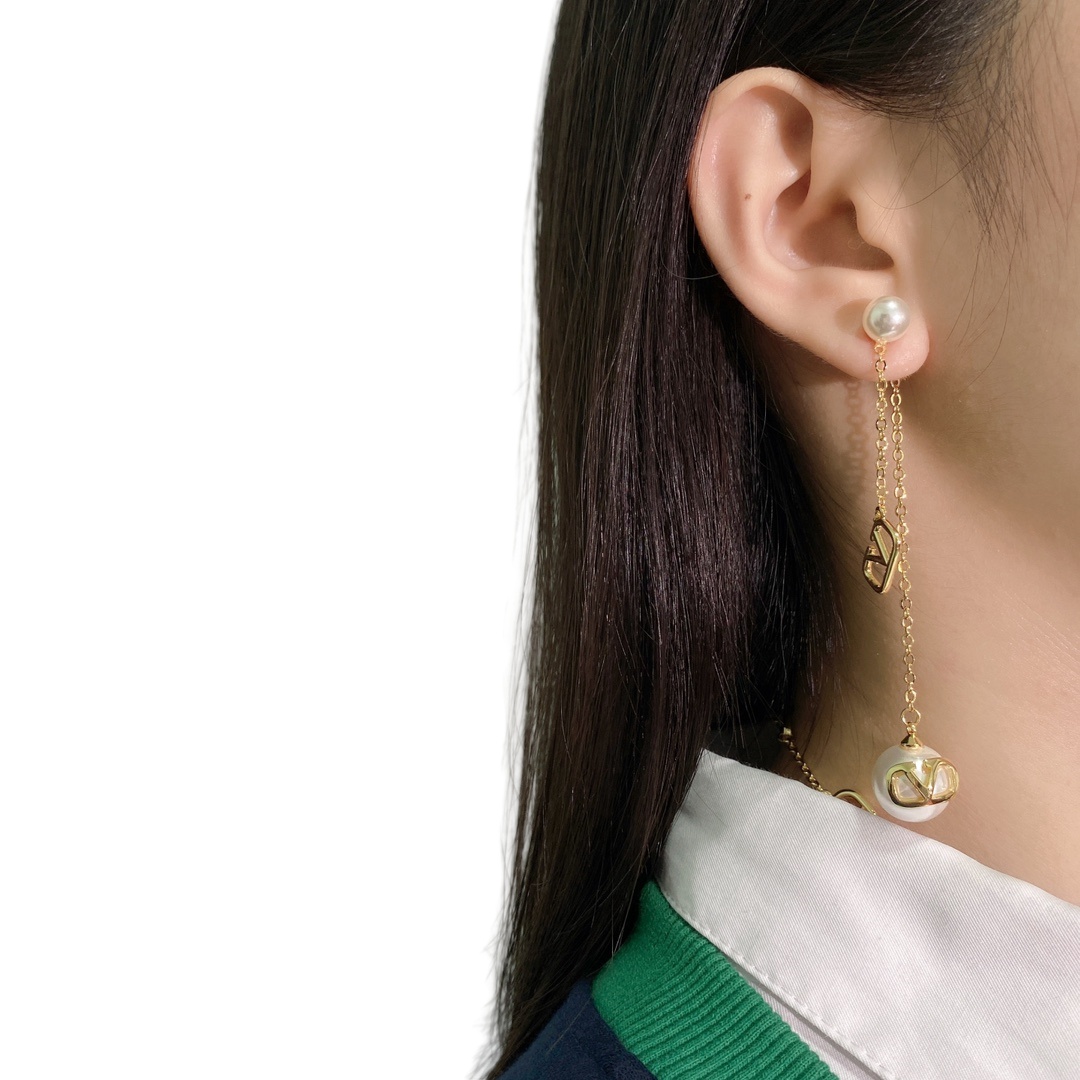 VTE126 V Logo pearl tassels drop Earrings - ccjewelryacc