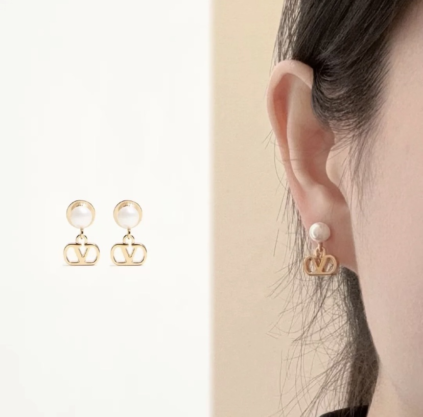 VTE116  Metal V Logo with pearl drop Earrings - ccjewelryacc