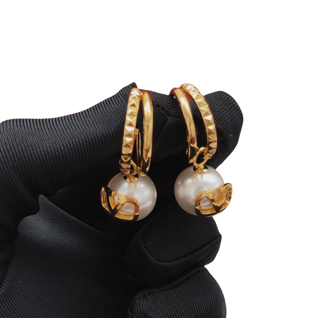 VTE111 V Logo pearl drop Earrings - ccjewelryacc