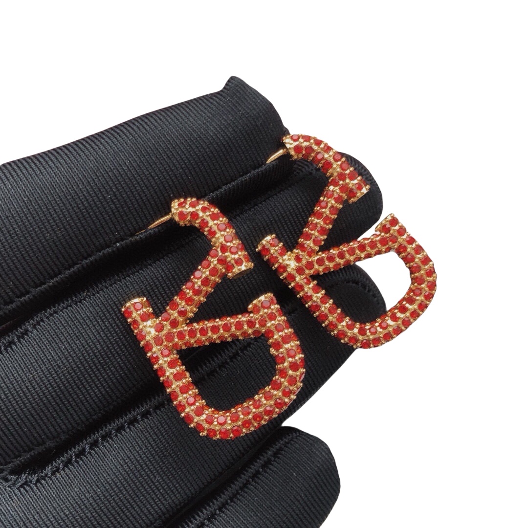 VTE118 Red crystal vlogo signature earrings in metal - ccjewelryacc