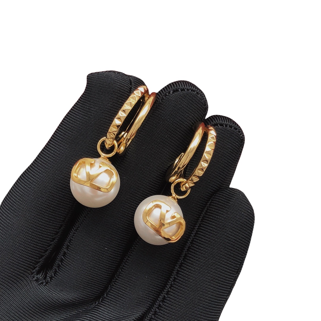 VTE111 V Logo pearl drop Earrings - ccjewelryacc