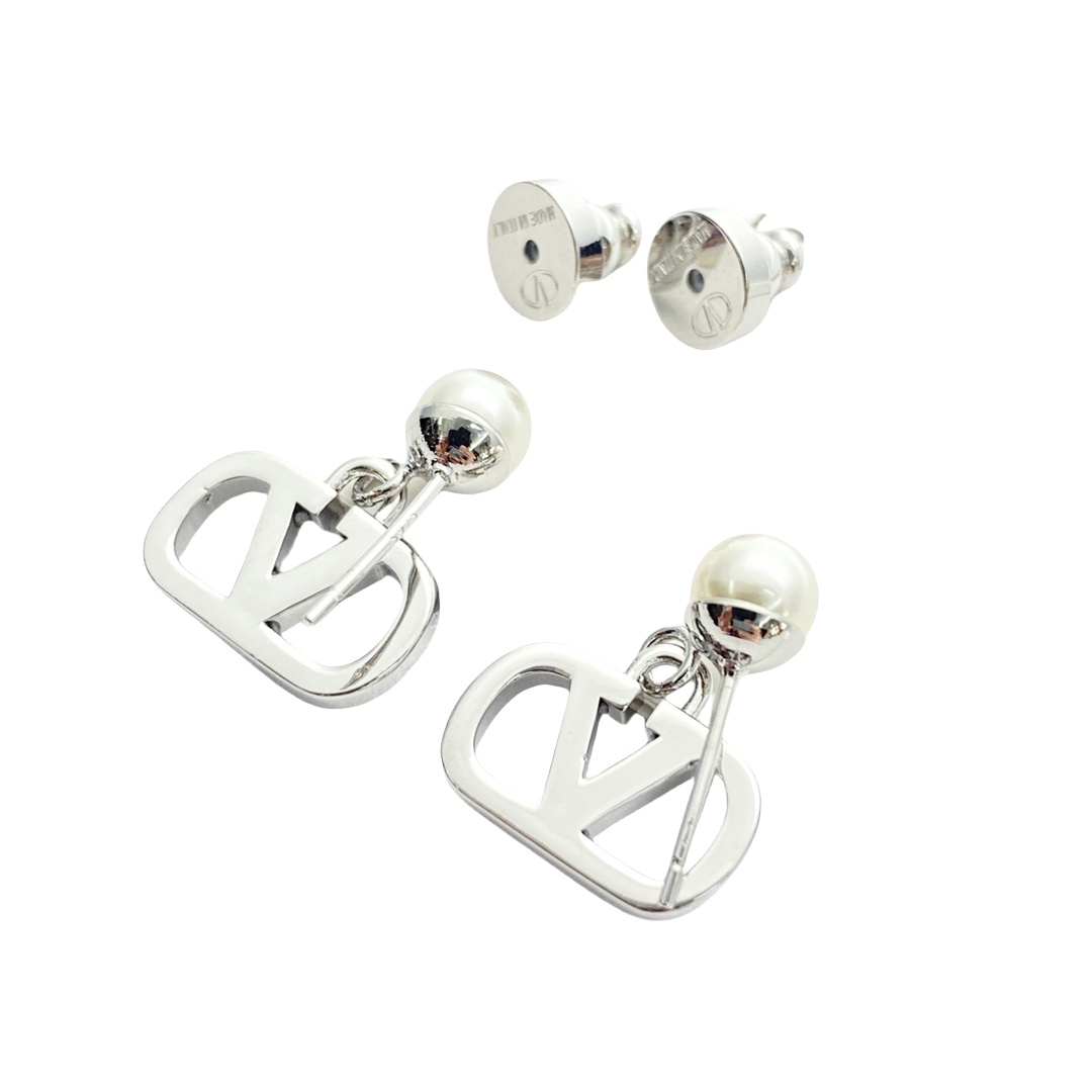 VTE116  Metal V Logo with pearl drop Earrings - ccjewelryacc