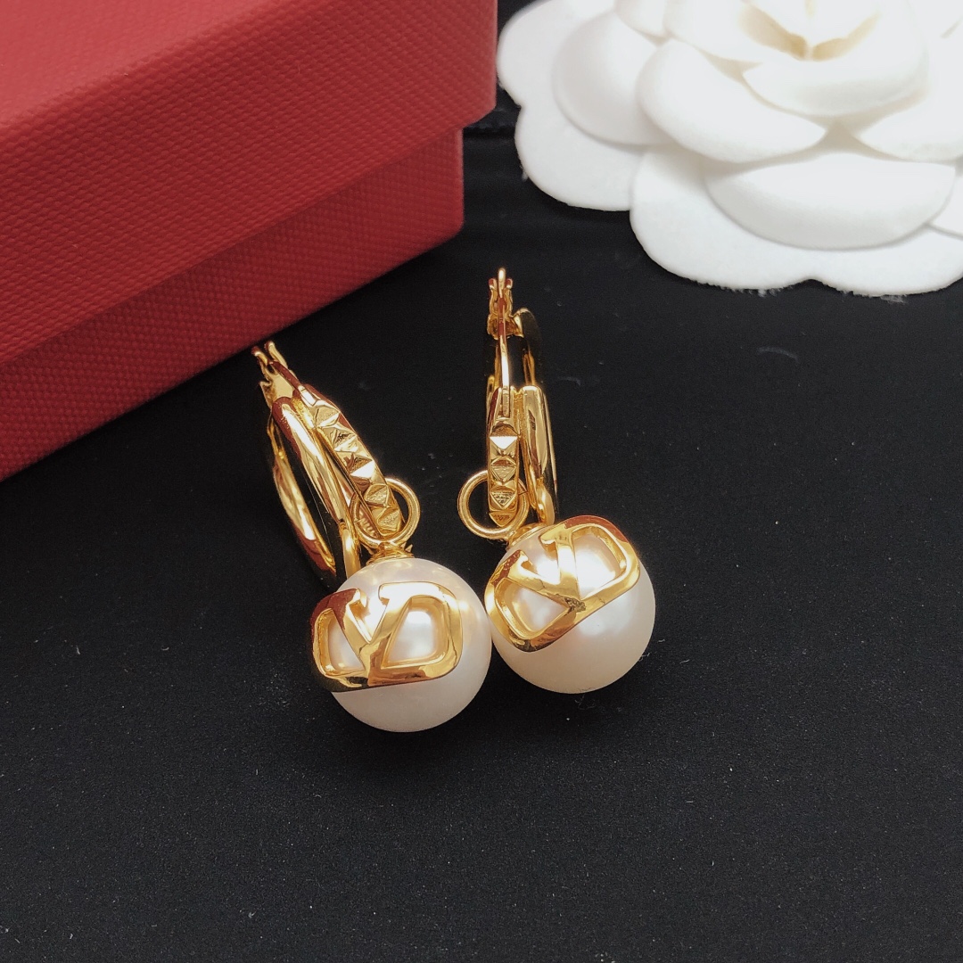 VTE111 V Logo pearl drop Earrings - ccjewelryacc