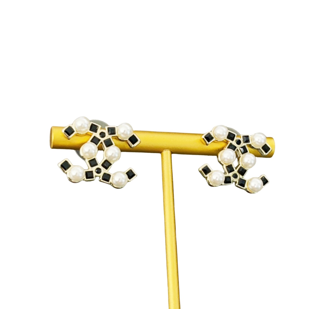 CCE125 CC Logo earring in black stone and pearl - ccjewelryacc