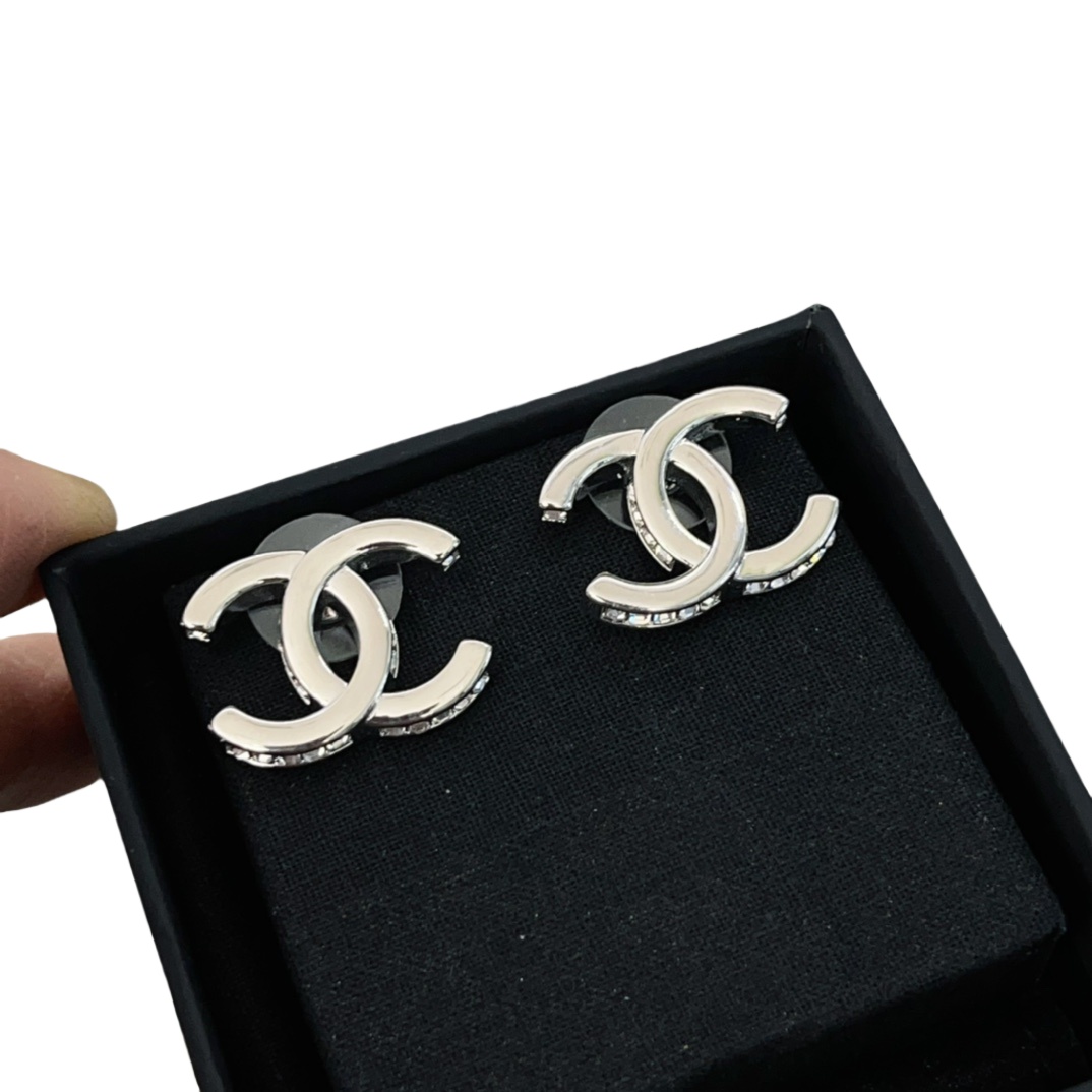 CCE138 Metal CC Logo stud earring - ccjewelryacc