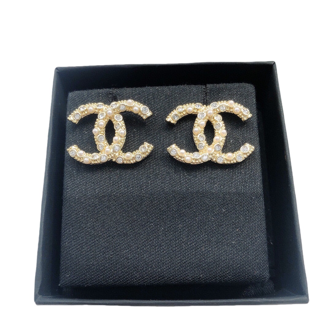 CCE144 Metal crystal pearl cc logo stud earrings - ccjewelryacc