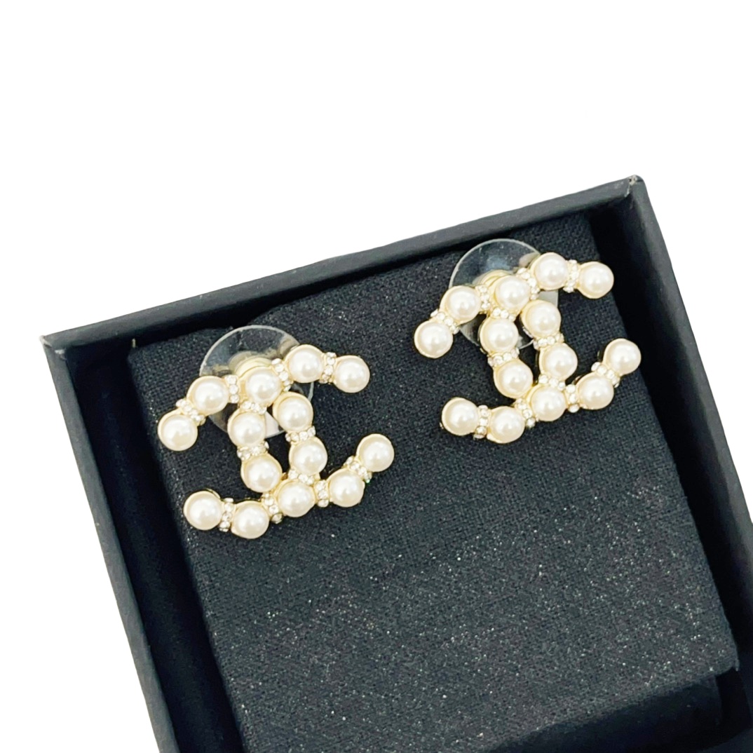 CCE127 CC Logo stu earring in metal and pearl crystal - ccjewelryacc