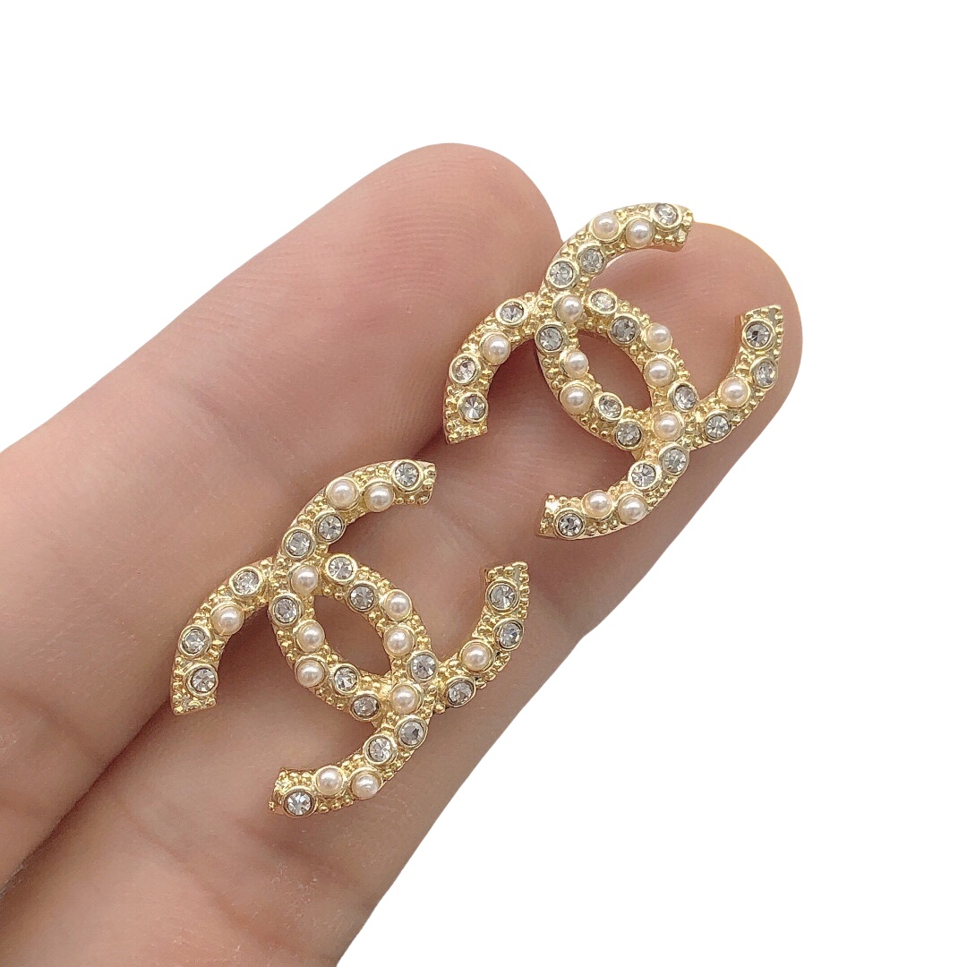 CCE144 Metal crystal pearl cc logo stud earrings - ccjewelryacc