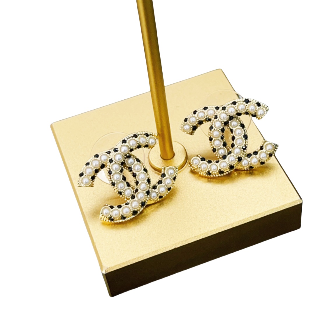 CCE133 CC Logo stud earring in metal with pearl and black stone - ccjewelryacc