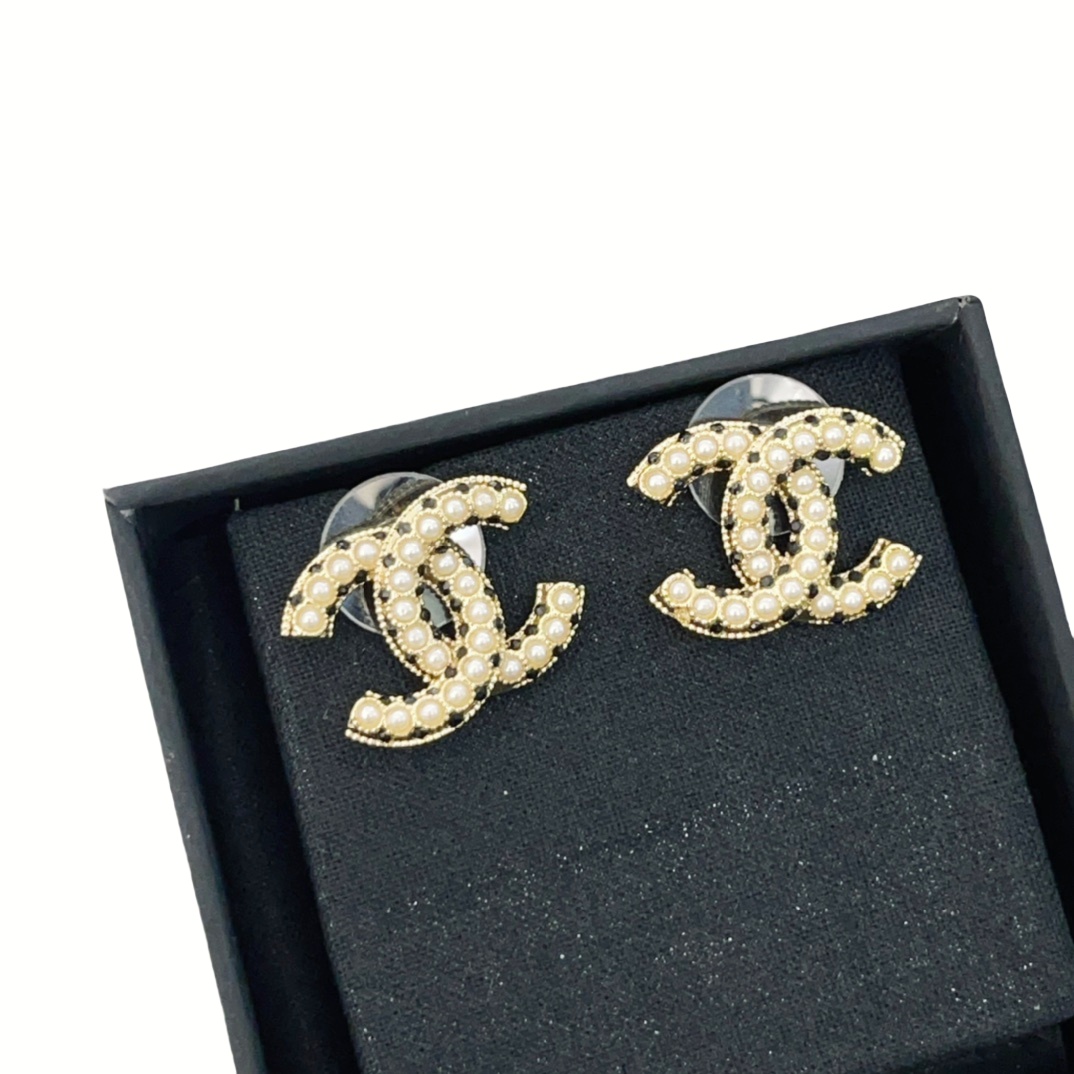 CCE133 CC Logo stud earring in metal with pearl and black stone - ccjewelryacc